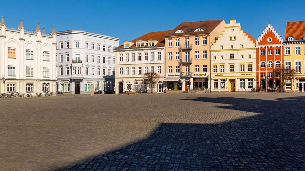 Der leere Greifswalder Marktplatz ohne Menschen und Markttreiben