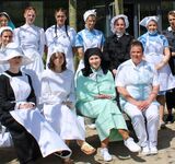 Eine Gruppe von Frauen trägt Pflegekleidung, wie sie in früheren Zeiten getragen wurde