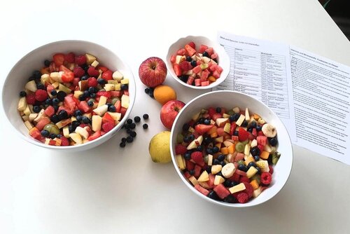 Drei Schüsseln sind mit verschiedenem Obst gefüllt