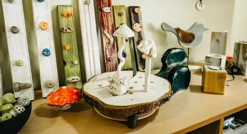 Kunstvolle Holzpilze stehen auf einem ausgesägten Baumstamm