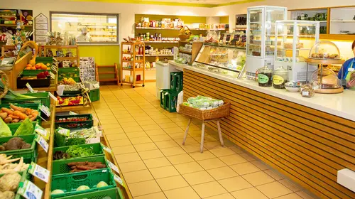 Ostseeländer Hofladen mit Gemüsregalen, Gang und Verkaufstheke