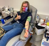 Frau auf einer Liege bei der Blutspende