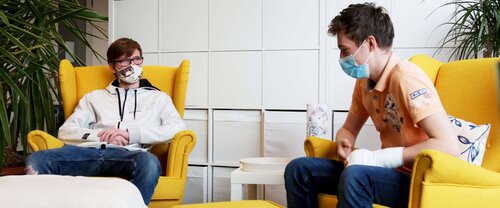 Im BerufsBildungsWerk Greifswald Zwei Jugendliche sitzen in einer Sitzgruppe