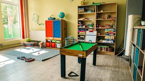 Ein Billardtisch in einem Gruppenraum und Einrichtung