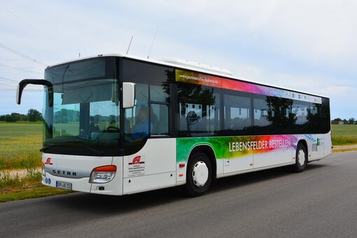 Linienbus mit dem Motto Lebensfelder bestellen