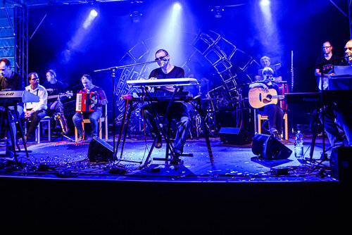 Die Band auf der Bühne bei einem Konzert