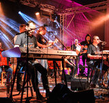 Alle Musiker zusammen performen den Song zusammen.bunt. von Isabelle Schmidt