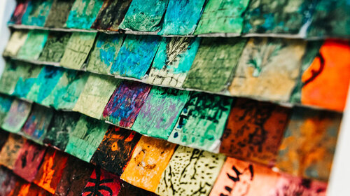 Farbfelder in einem Kunstwerk des Atelier PIX (Pommerscher Diakonieverein) Gefärbte Teebeutel sind so an einander geordnet, dass sie eine quadratische Struktur bilden