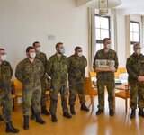 Eine Gruppe von Soldaten steht zusammen im Nikolaiheim Gützkow