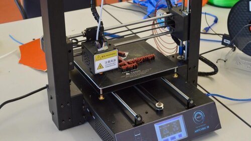 Ein 3-D-Drucker auf einem Tisch