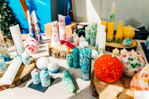 Viele bunte Kerzen in unterschiedlichen Formen und Größen