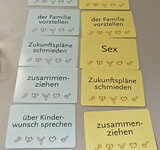 Eine Reihe von Karten mit Begriffen zum Thema Sexualität und Partnerschaft liegen nebeneinander