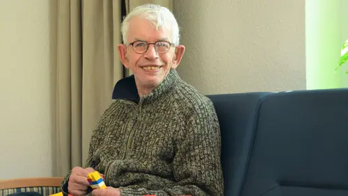 Ein Mann lächelt in die Kamera