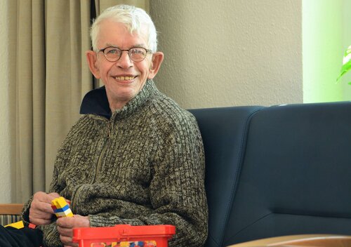 Ein Mann lächelt in die Kamera