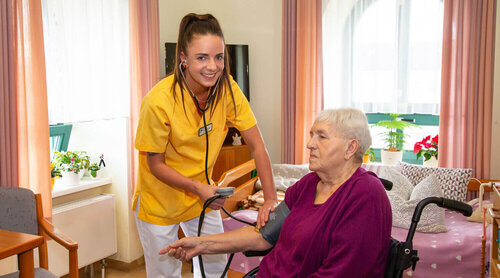 Pflege im Gertraudenstift Demmin Eine Pflegefachkraft misst einer älteren Dame den Blutdruck