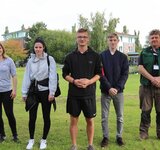 L_Anna Schäfers AB Gärtnerin Fachrichtung Zierpflanzenbau; Laura Holtz Gärtnerin Fachrichtung Zierpflanzenbau; M_Dustin Hartmann Hochbaufacherker, Kevin Karbe Tiefbaufachwerker, R_Volker Deiners Ausbilder für den Fachbereich Agrar