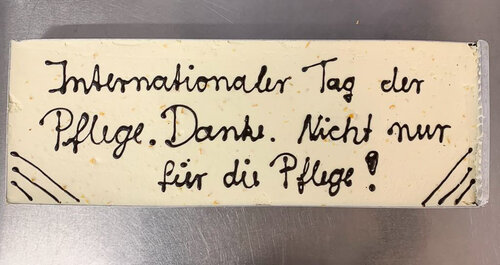 Eine rechteckige Torte mit einem individuellen Schriftzug aus Glasur
