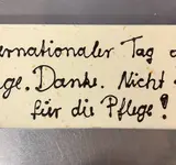Eine rechteckige Torte mit einem individuellen Schriftzug aus Glasur
