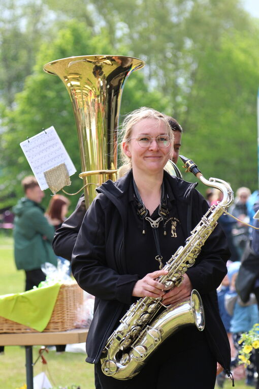 Eine Frau mit einem Saxophon