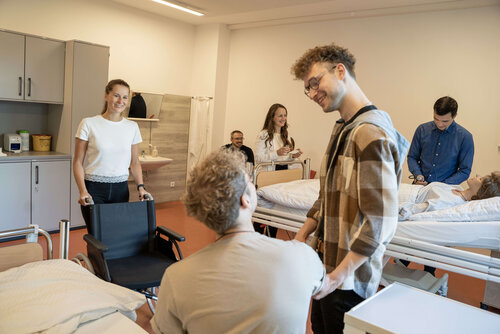 Praxisnahe Ausbildung: Dozent*innen im neuen PflegeSkillcenter