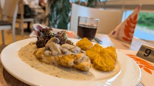 Ein Steak und Kartoffeln mit Salatbeilage auf einem Teller