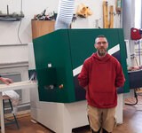 Kollegen in der Tischlerei vor der neuen Feinhobelmaschine