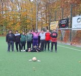Das Team Garten- und Landschaftsbau steht auf dem Fußballplatz zusammen.