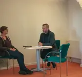 Eine Frau und ein Mann sitzen an einem Tisch