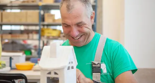 Mann bearbeitet ein Tonhaus