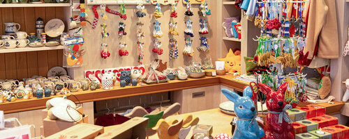 Im Werk-Stadtladen Greifswald Verkaufstresen mit Keramikwaren und vielen Verkaufswaren im Werk-Stadtladen