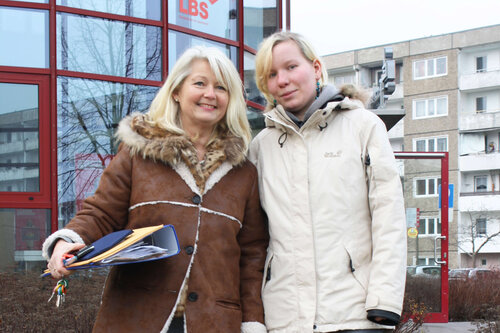 Zwei Frauen stehen vor einem Gebäude Zwei Frauen
