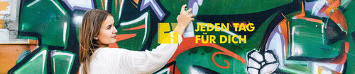 Jeden Tag für dich Eine junge Frau fertigt ein Street Art Kunstwerk