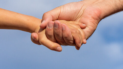 Eine Hand hält eine andere Hand